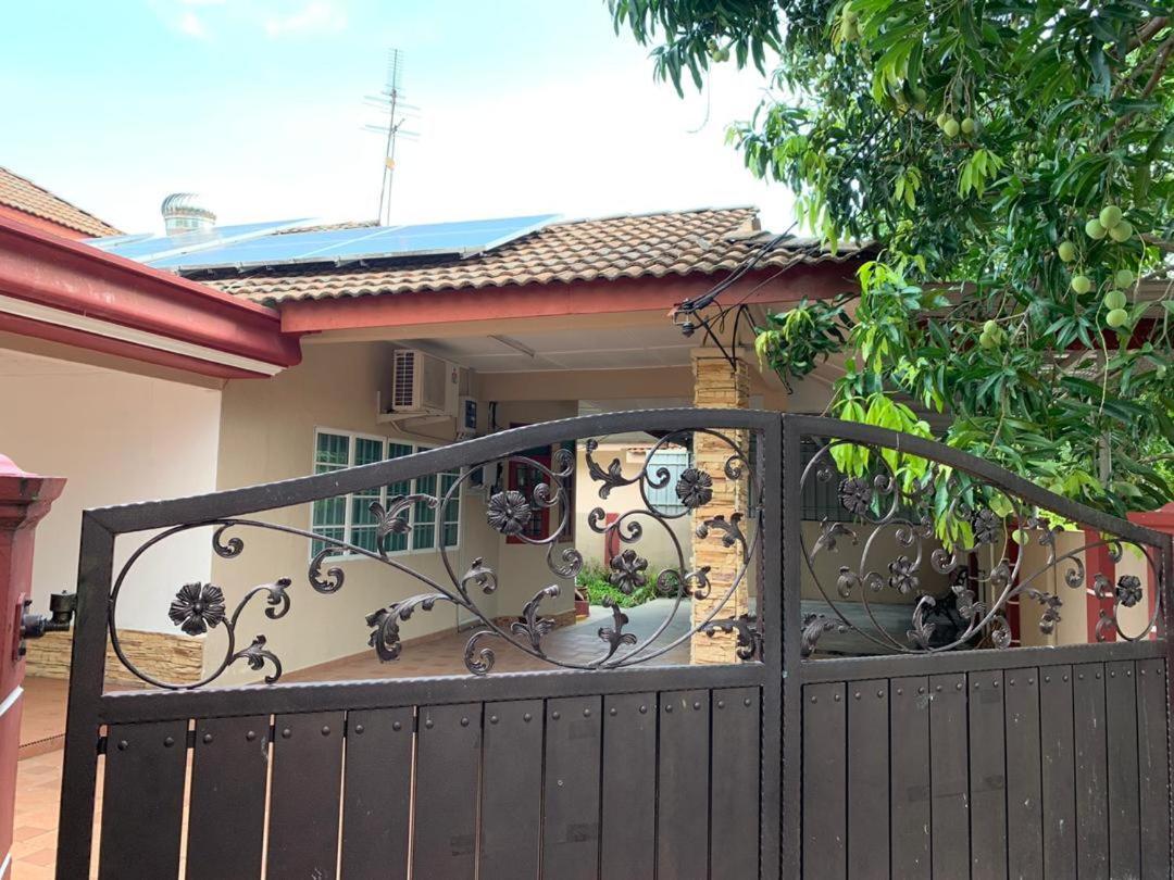Villa Ctzee Malacca Exteriör bild
